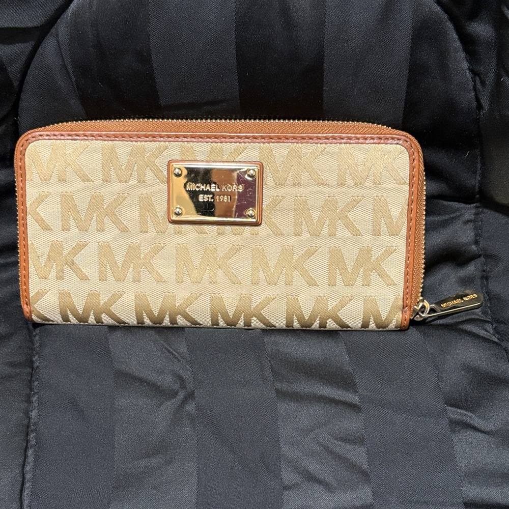 Michael Kors Logo Zip Wallet